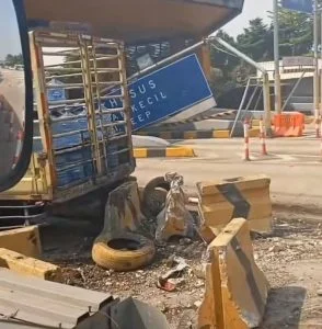 Truk Fuso Tubruk Gerbang Tol Ciawi 2 Bogor