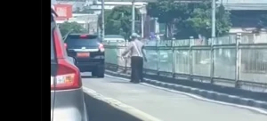 mobil dinas jalur busway