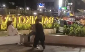 pengunjung skateboard ditendang.jpg (2)