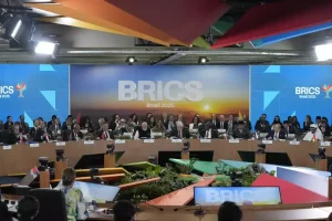 BANDUNG, TEROPONGMEDIA.ID -- Para pemimpin negara-negara berkembang yang tergabung dalam BRICS menyerukan agar negara-negara maju memenuhi tanggung jawab mereka dalam mendanai upaya global untuk mengurangi emisi gas rumah kaca. Seruan ini disampaikan pada hari terakhir KTT BRICS di Rio de Janeiro, Senin (7/7/2025), yang menyoroti tantangan bersama dalam menghadapi perubahan iklim, dikutip dari Reuters. Presiden Brasil Luiz Inacio Lula da Silva menekankan pentingnya peran negara-negara selatan global dalam memerangi pemanasan global. Hal ini ia sampaikan menjelang Brasil menjadi tuan rumah Konferensi Iklim Perserikatan Bangsa-Bangsa (COP) pada November mendatang. dalam pernyataan bersama yang dirilis pada Minggu (6/7/2025), para pemimpin BRICS menegaskan bahwa bahan bakar fosil masih akan memainkan peran penting dalam bauran energi global, khususnya di negara-negara berkembang. "Kita hidup di masa penuh kontradiksi di seluruh dunia. Yang terpenting adalah kita bersedia mengatasi kontradiksi ini," ujar Menteri Lingkungan Brasil Marina Silva saat ditanya tentang rencana eksplorasi minyak di lepas pantai hutan hujan Amazon. Pernyataan bersama itu juga menegaskan bahwa pendanaan iklim adalah tanggung jawab negara maju terhadap negara berkembang, yang merupakan posisi standar negara-negara berkembang dalam negosiasi iklim global. BRICS juga menyatakan dukungannya terhadap usulan Brasil untuk membentuk dana perlindungan hutan tropis, yang disebut Tropical Forests Forever Facility. Dana ini bertujuan untuk mendukung mitigasi perubahan iklim yang dilakukan negara-negara berkembang di luar kewajiban yang ditetapkan oleh Perjanjian Paris 2015. Dua sumber yang mengetahui pembicaraan menyebutkan bahwa Tiongkok dan Uni Emirat Arab telah menyampaikan niat mereka untuk berinvestasi dalam dana tersebut dalam pertemuan dengan Menteri Keuangan Brasil Fernando Haddad di Rio. Dalam pernyataan yang sama, BRICS juga mengkritik kebijakan seperti pajak karbon lintas batas dan undang-undang anti-deforestasi yang baru-baru ini diadopsi oleh Uni Eropa. Kebijakan tersebut dinilai sebagai tindakan proteksionis yang diskriminatif dengan dalih melindungi lingkungan.