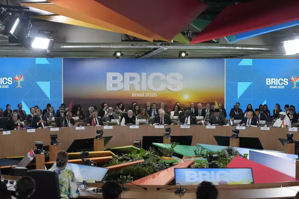 BANDUNG, TEROPONGMEDIA.ID -- Para pemimpin negara-negara berkembang yang tergabung dalam BRICS menyerukan agar negara-negara maju memenuhi tanggung jawab mereka dalam mendanai upaya global untuk mengurangi emisi gas rumah kaca. Seruan ini disampaikan pada hari terakhir KTT BRICS di Rio de Janeiro, Senin (7/7/2025), yang menyoroti tantangan bersama dalam menghadapi perubahan iklim, dikutip dari Reuters. Presiden Brasil Luiz Inacio Lula da Silva menekankan pentingnya peran negara-negara selatan global dalam memerangi pemanasan global. Hal ini ia sampaikan menjelang Brasil menjadi tuan rumah Konferensi Iklim Perserikatan Bangsa-Bangsa (COP) pada November mendatang. dalam pernyataan bersama yang dirilis pada Minggu (6/7/2025), para pemimpin BRICS menegaskan bahwa bahan bakar fosil masih akan memainkan peran penting dalam bauran energi global, khususnya di negara-negara berkembang. "Kita hidup di masa penuh kontradiksi di seluruh dunia. Yang terpenting adalah kita bersedia mengatasi kontradiksi ini," ujar Menteri Lingkungan Brasil Marina Silva saat ditanya tentang rencana eksplorasi minyak di lepas pantai hutan hujan Amazon. Pernyataan bersama itu juga menegaskan bahwa pendanaan iklim adalah tanggung jawab negara maju terhadap negara berkembang, yang merupakan posisi standar negara-negara berkembang dalam negosiasi iklim global. BRICS juga menyatakan dukungannya terhadap usulan Brasil untuk membentuk dana perlindungan hutan tropis, yang disebut Tropical Forests Forever Facility. Dana ini bertujuan untuk mendukung mitigasi perubahan iklim yang dilakukan negara-negara berkembang di luar kewajiban yang ditetapkan oleh Perjanjian Paris 2015. Dua sumber yang mengetahui pembicaraan menyebutkan bahwa Tiongkok dan Uni Emirat Arab telah menyampaikan niat mereka untuk berinvestasi dalam dana tersebut dalam pertemuan dengan Menteri Keuangan Brasil Fernando Haddad di Rio. Dalam pernyataan yang sama, BRICS juga mengkritik kebijakan seperti pajak karbon lintas batas dan undang-undang anti-deforestasi yang baru-baru ini diadopsi oleh Uni Eropa. Kebijakan tersebut dinilai sebagai tindakan proteksionis yang diskriminatif dengan dalih melindungi lingkungan.