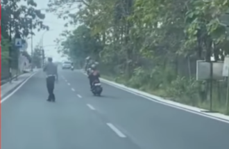  Emak-emak kabur