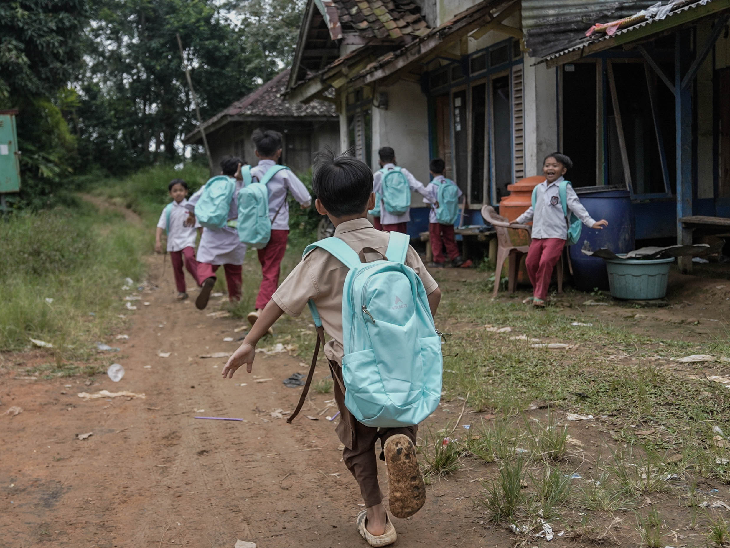 EIGER Junior Kirim 2.000 Tas Sekolah untuk Anak-Anak di Pelosok Indonesia
