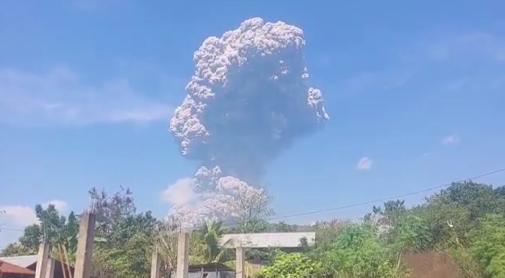 GUNUNG LEWOTOBI DAN LEWOTOLOK ERUPSI