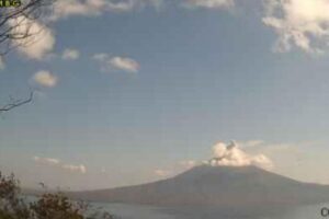 Gunung Ile Lewotolok erupsi