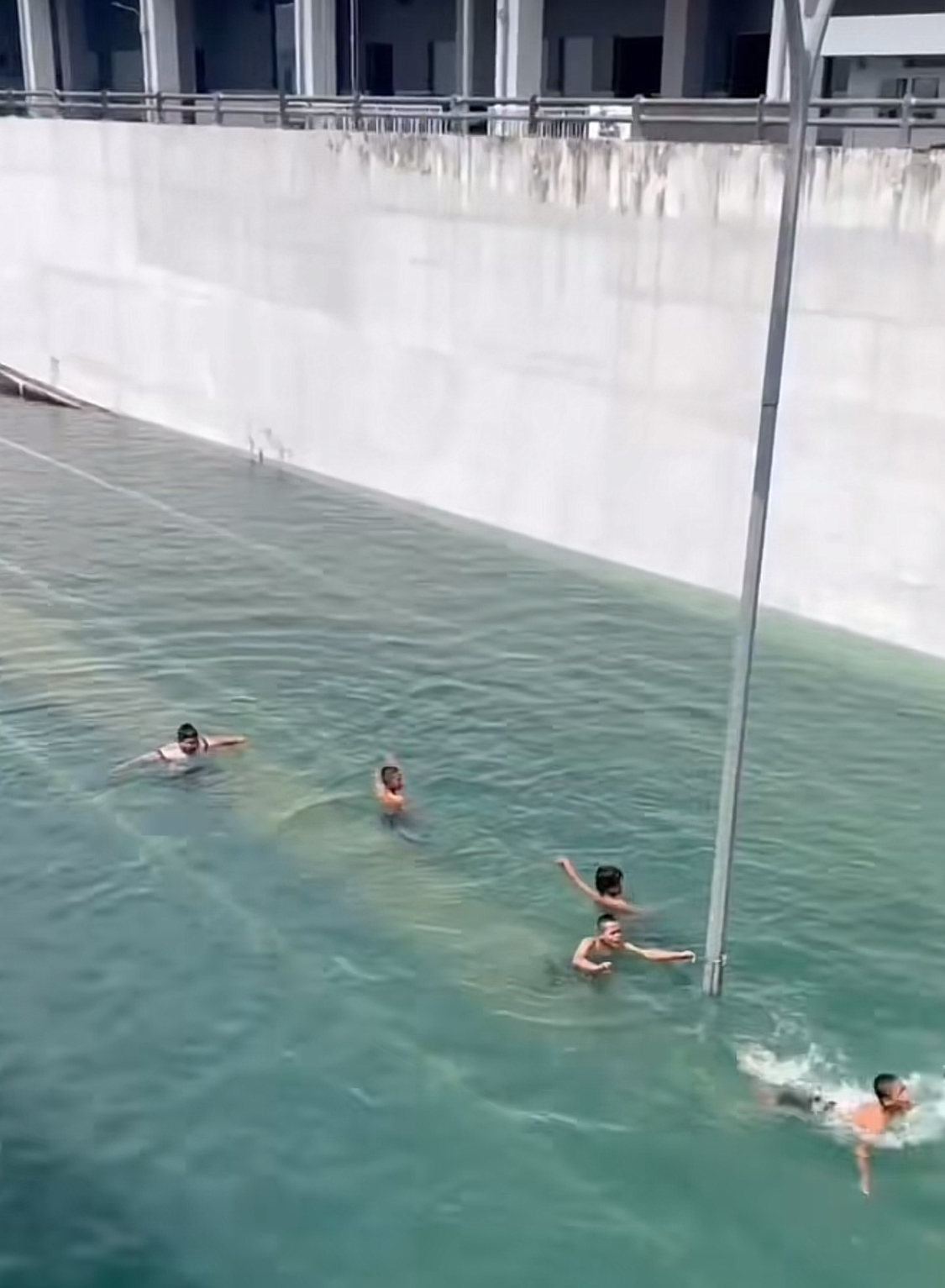 Hujan Merubah Underpass Menjadi Kolam Renang: Intip Banjir di Underpass Cikarang