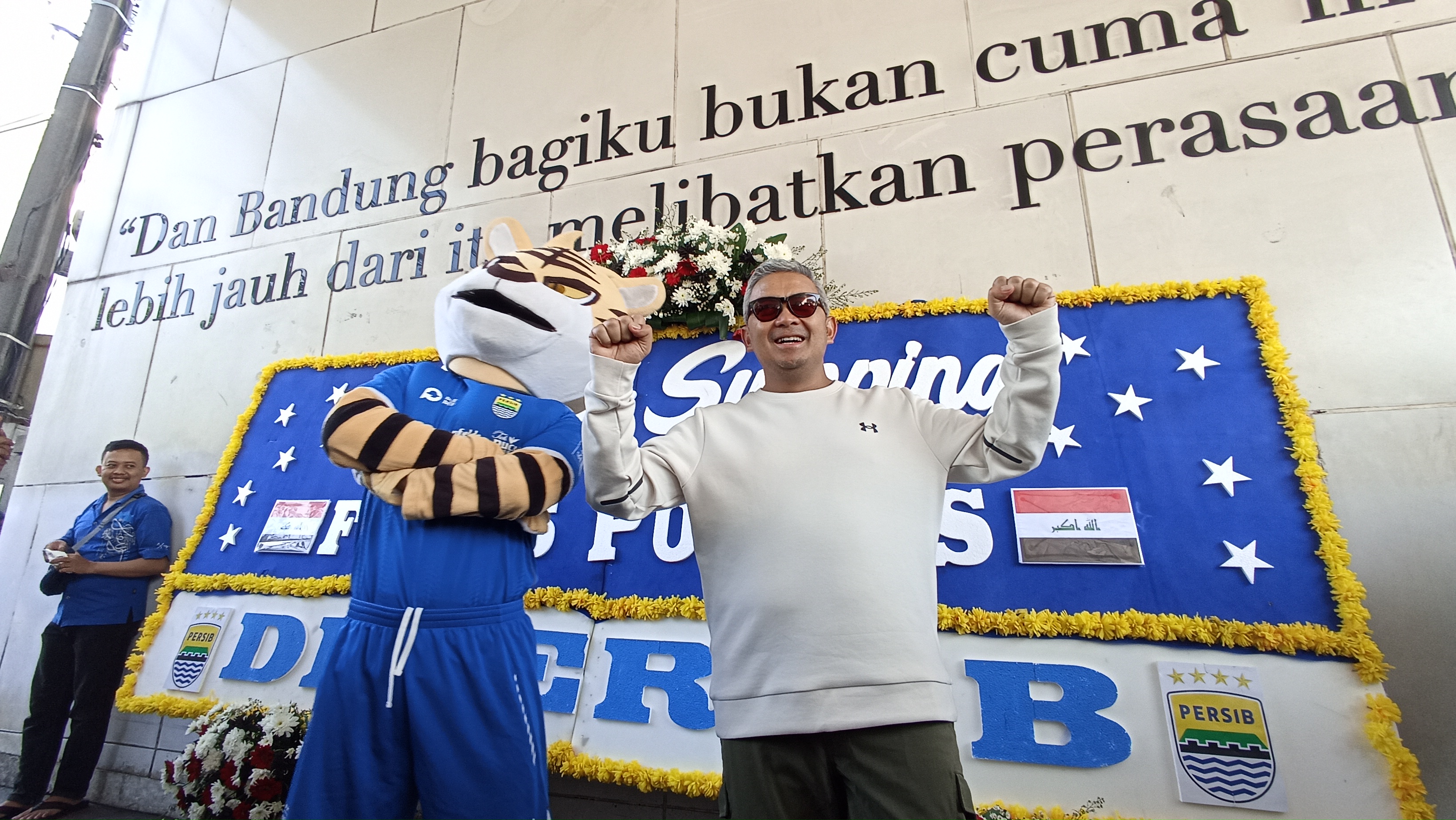 Ini Alasan Persib Bandung Memperkenalkan Frans Putros Menggunakan Karangan Bunga