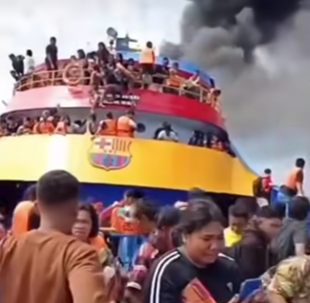KM Barcelona Terbakar