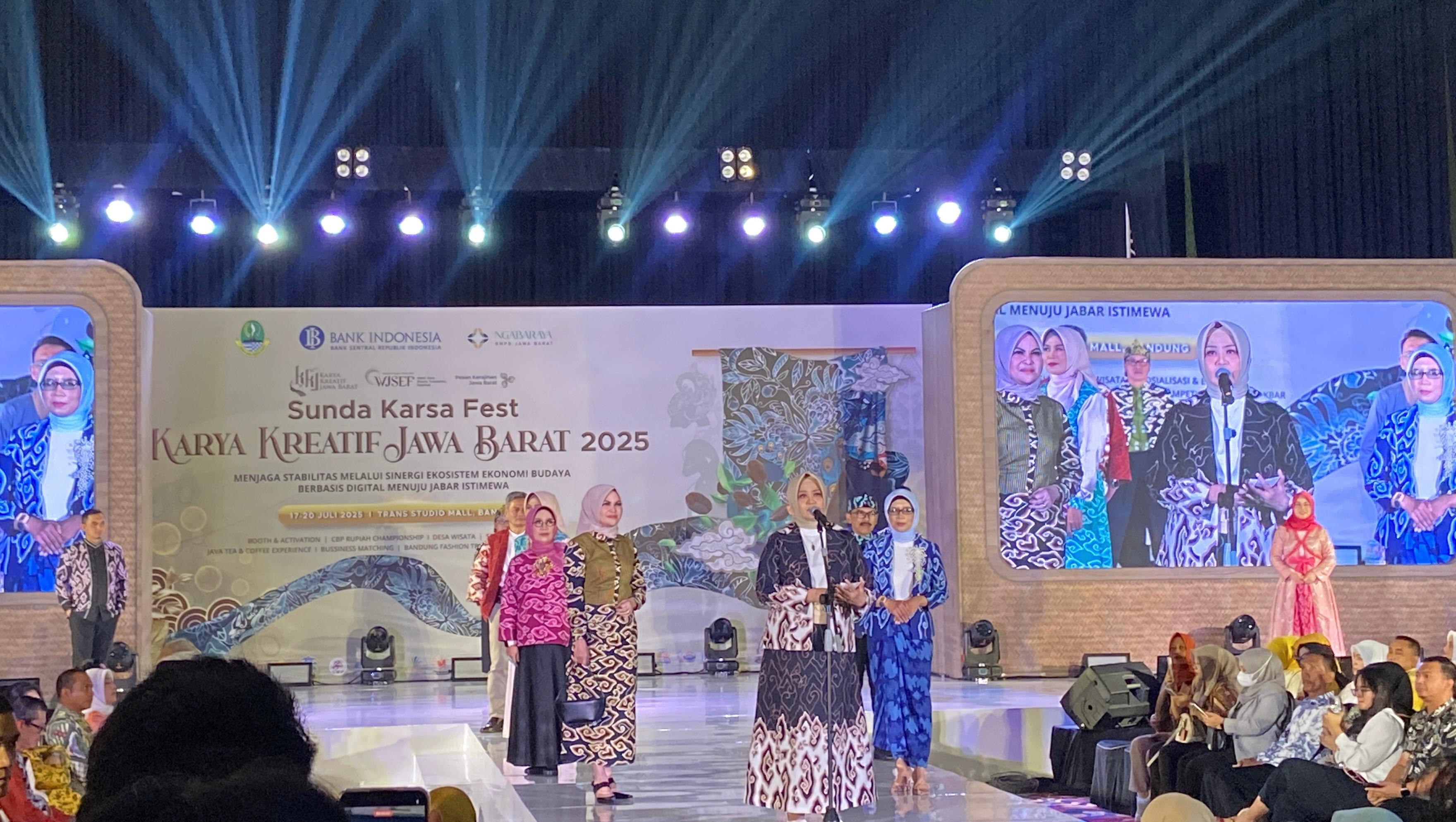 Fashion Show KKJ 2025 di TSM Bandung: Pejabat Daerah Melenggang di Catwalk Dukung Kriya Lokal