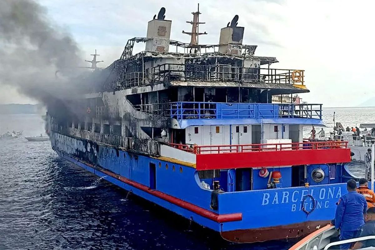 KM Barcelona terbakar