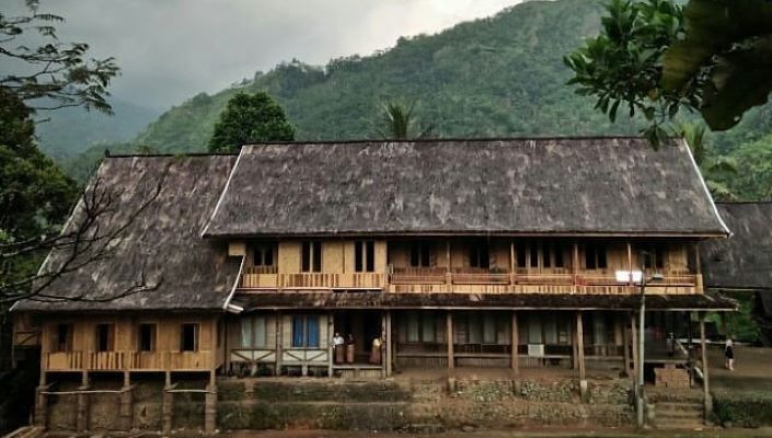 Arsitektur bangunan Kampung Adat Sinar Resmi Sukabumi