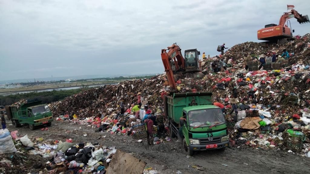 Produksi Sampah Indonesia Sebanyak 12 Candi Borobudur