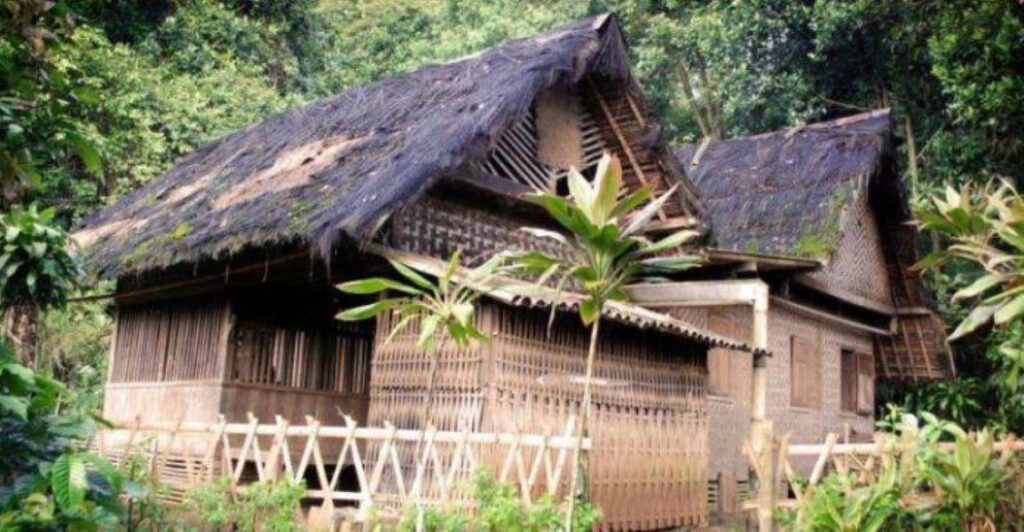 Rumah Adat Cikondang (Pinterest)
