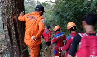 Dua Orang Terjatuh di Puncak Mega Gunung Puntang Berhasil Dievakuasi