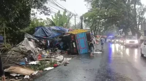 Truk Tabrak Warung di Puncak