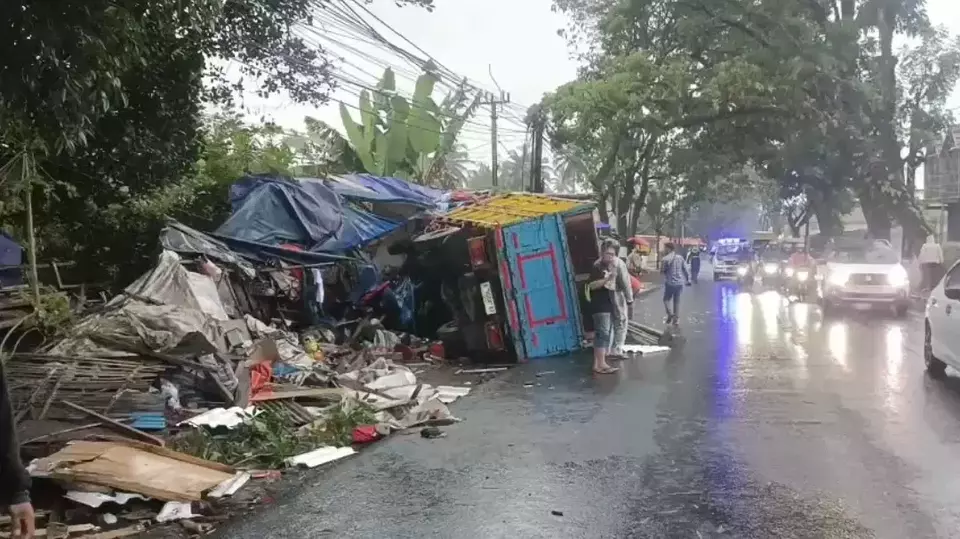 Truk Tabrak Warung di Puncak