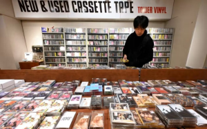 Vinyl dan Kaset Tren Lagi, Barang Wajib Anak Skena Gen Z