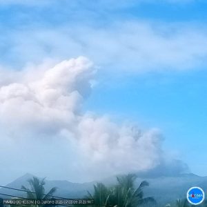 Gunung Dukono Erupsi