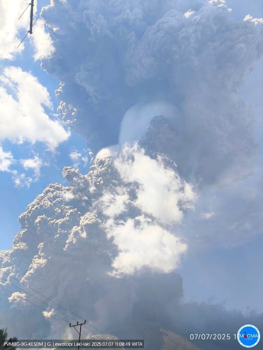 Gunung Lewotobi Laki-laki Erupsi