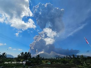 Gunung Lewotobi Laki-laki Erupsi