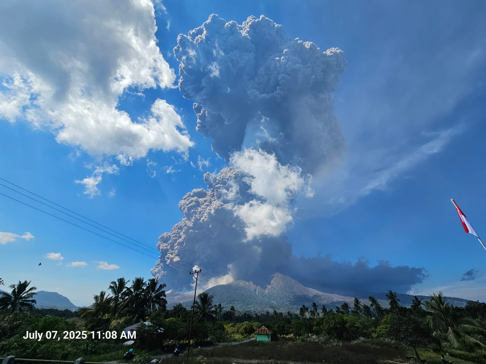 Gunung Lewotobi Laki-laki Erupsi
