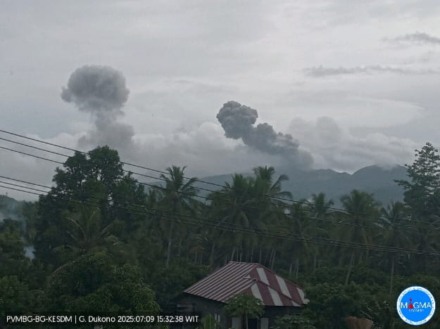 Gunung Dukono Erupsi
