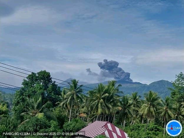 Gunung Dukono erupsi
