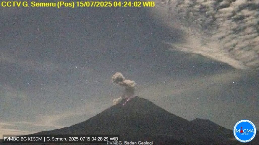 Gunung Semeru erupsi