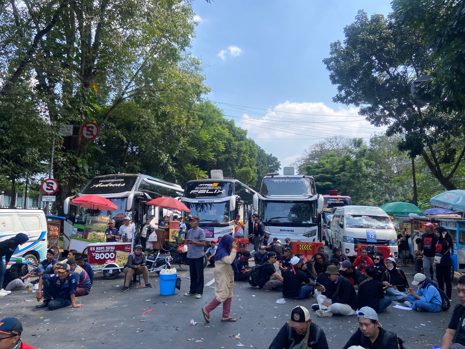 Demo Bus Pariwisata Padati Gedung Sate, Juru Parkir Kewalahan, Ojol dan Pedagang Raup Untung