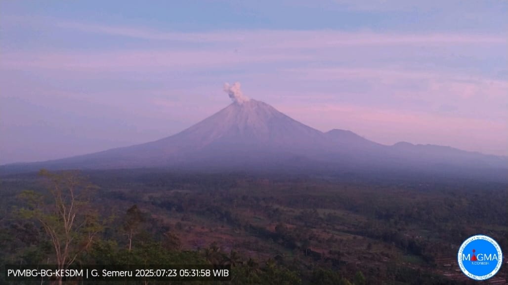 gunung semeru erupsi