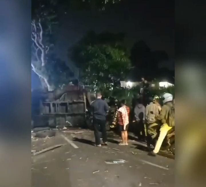 Truk Boks MBG Tubruk Mobil-Motor di Jalan Kolmas KBB