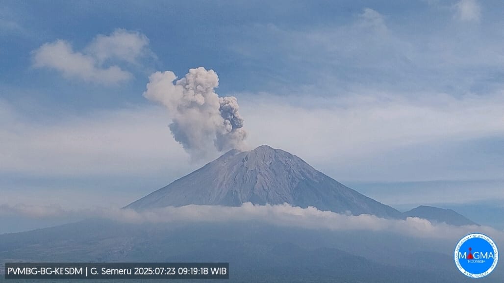 gunung semeru erupsi