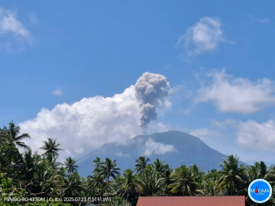 gunung ibu erupsi