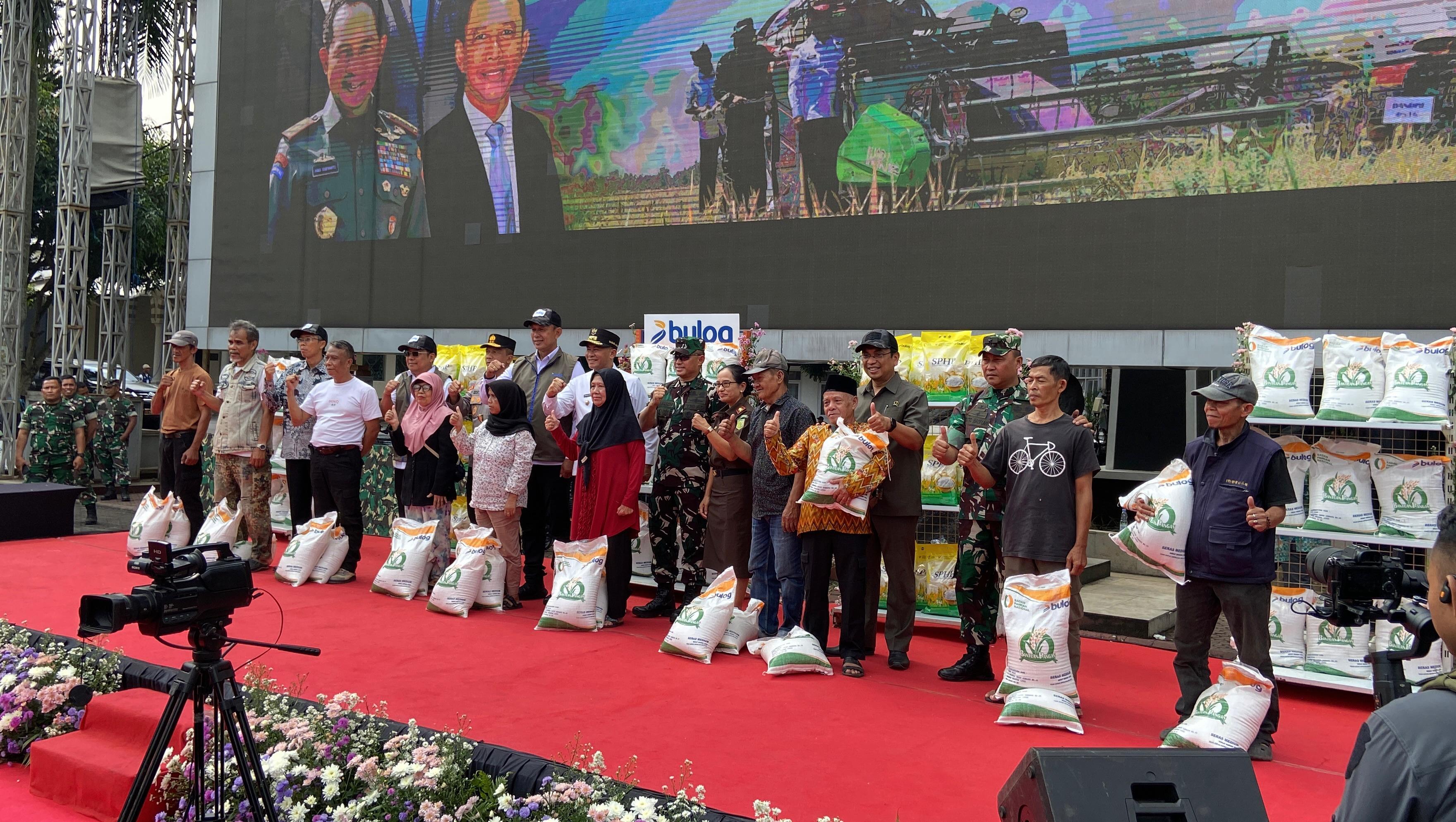 Turun ke Lapangan, Menhan dan Panglima TNI Bagikan Bantuan di Bandung