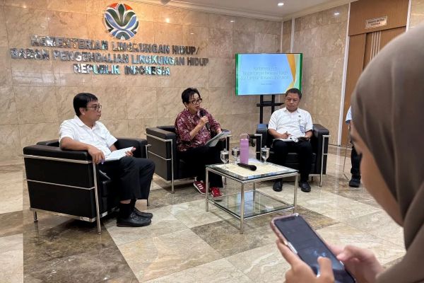 Sestama KLH/BPLH Rosa Vivien Ratnawati (tengah) dan Direktur Sanksi Administrasi KLH Ari Prasetia (kanan) dalam taklimat media di Jakarta, Rabu (16/7/2025