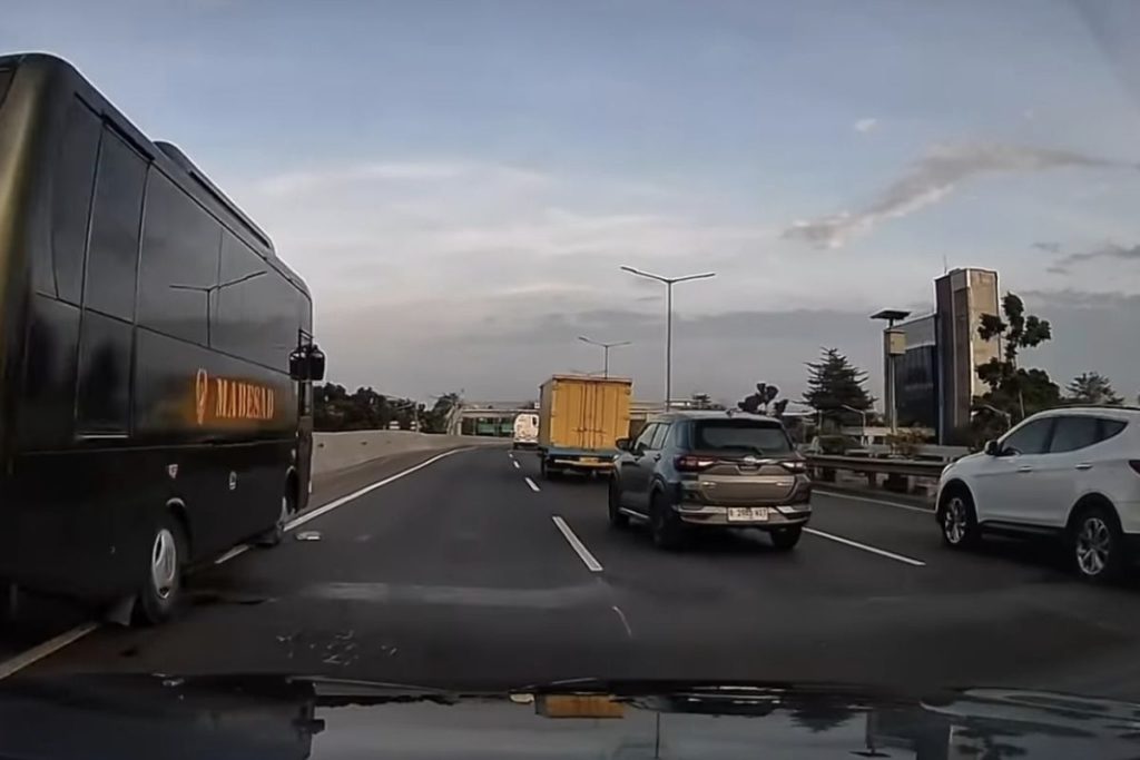 bocah jatuh bus