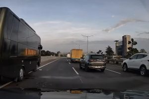 bocah jatuh bus