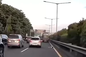 bocah jatuh tol