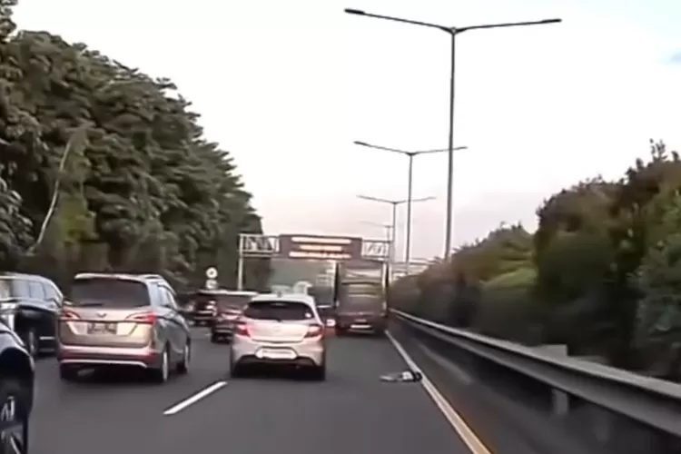 bocah jatuh tol