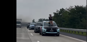 duduk di atas mobil