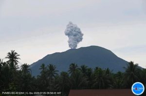 Gunung Ibu erupsi