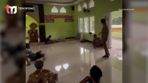 Viral! Kades Masuk Masjid Pakai Sepatu dan Naik Motor di Jalan Dicor Warga