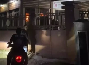 Kapolsek Kualuh Hulu AKP Nelson Silalahi menyampaikan peristiwa kebakaran kantor Bawaslu Labura ini diduga karena arus pendek.