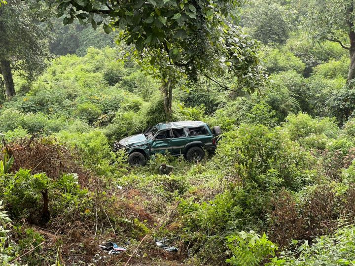 land cruiser masuk jurang bromo