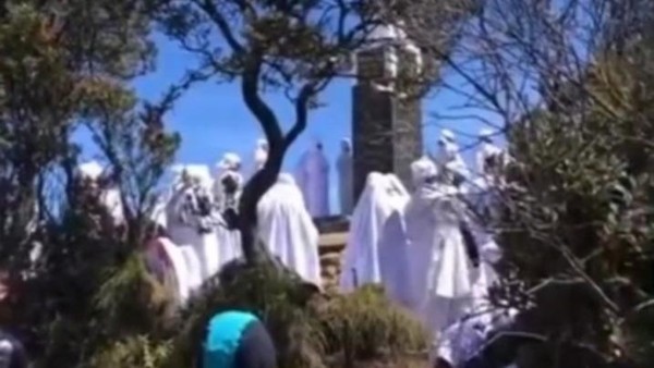 pakaian putih gunung lawu