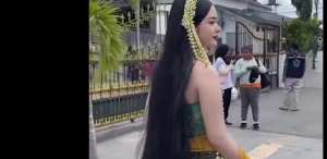 wanita kebaya malioboro