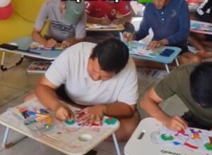 Bapak-bapak lomba mewarnai (Instagram Indo Psikologi) jpg