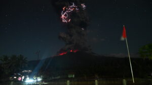 Pasca Erupsi Gunung Lewotobi Laki- laki Warga Diimbau Waspadai Banjir Lahar