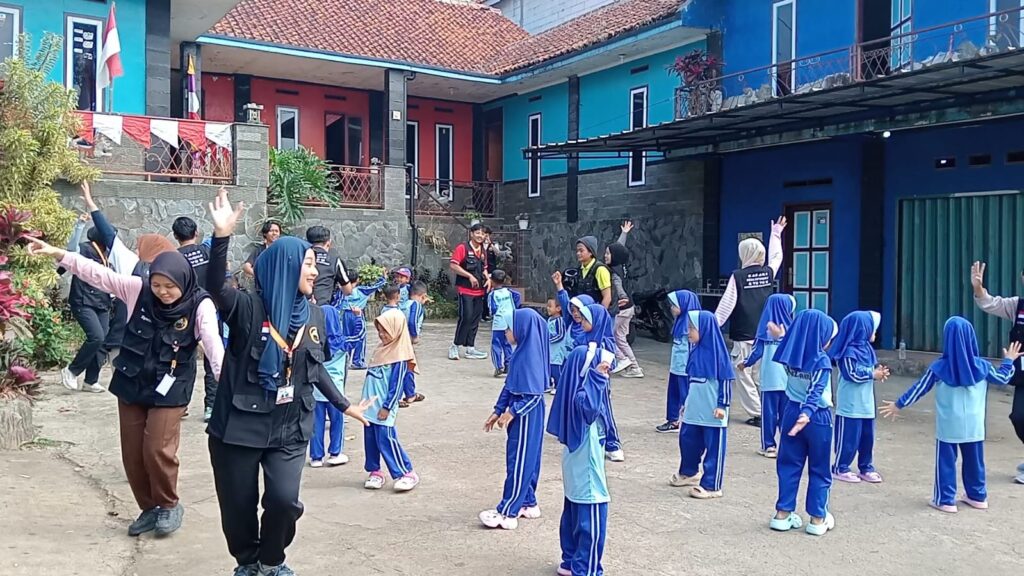 Mahasiswa KKN UHS