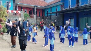 Mahasiswa KKN UHS